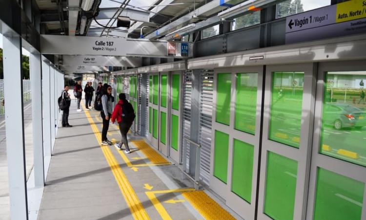 Foto entrega de obras de ampliación de las estaciones de TransMilenio Bogotá Calle 187 y Terminal, al norte de Bogotá.