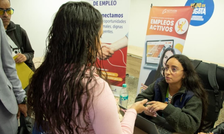 Foto de bogotanos y bogotanas accediendo a la sede de la Agencia Distrital de Empleo en Bogotá.