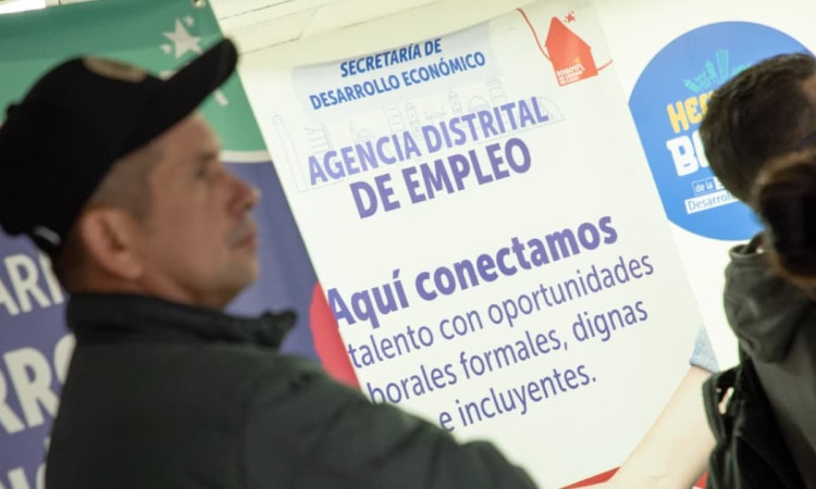 Foto de bogotanos y bogotanas accediendo a servicios de la Agencia Distrital de Empleo.