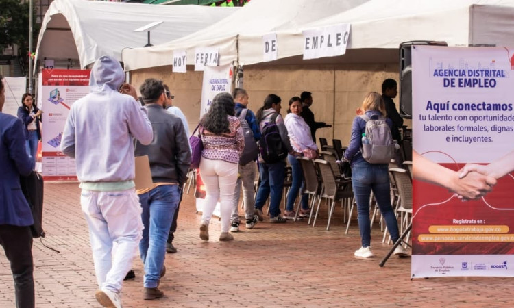 Foto de bogotanos y bogotanos en una feria de empleo en Bogotá.