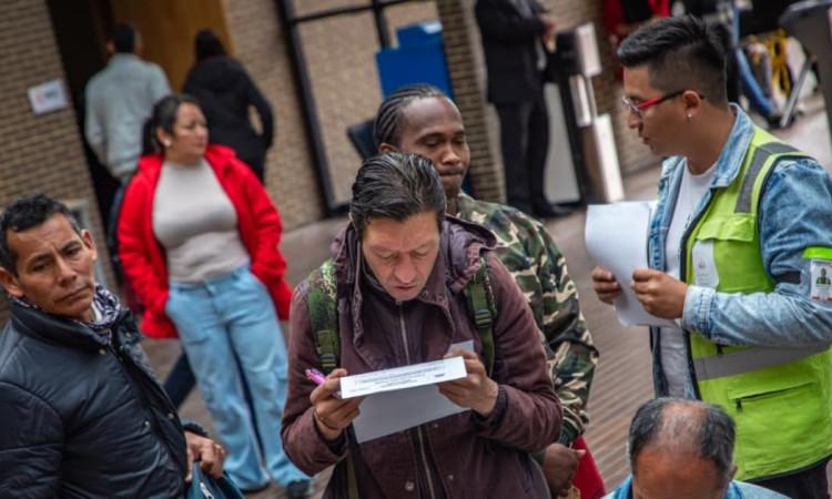 Foto de bogotanos y bogotanas accediendo a servicios de la Agencia Distrital de Empleo.