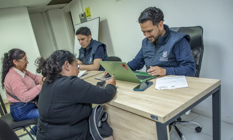 Foto de bogotanos y bogotanas accediendo a servicios de la Agencia Distrital de Empleo en Bogotá.