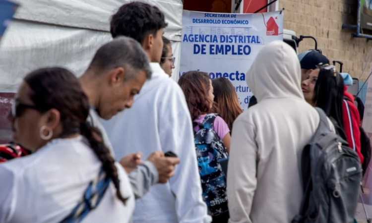 Foto de bogotanos y bogotanas accediendo a servicios de la Agencia Distrital de Empleo.
