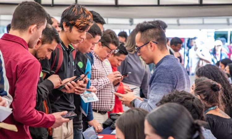 Foto de bogotanos y bogotanas asistentes a una Feria de Empleo en Bogotá.