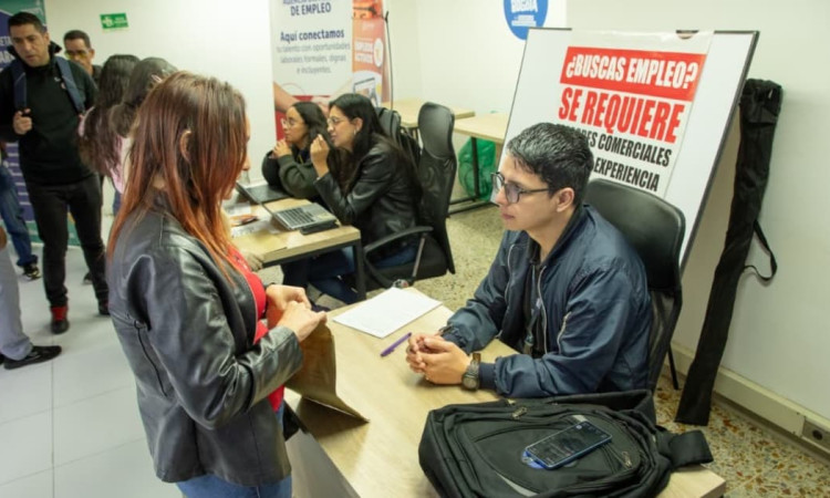 Foto de bogotanos y bogotanas accediendo a servicios de la Agencia Distrital de Empleo en Bogotá.