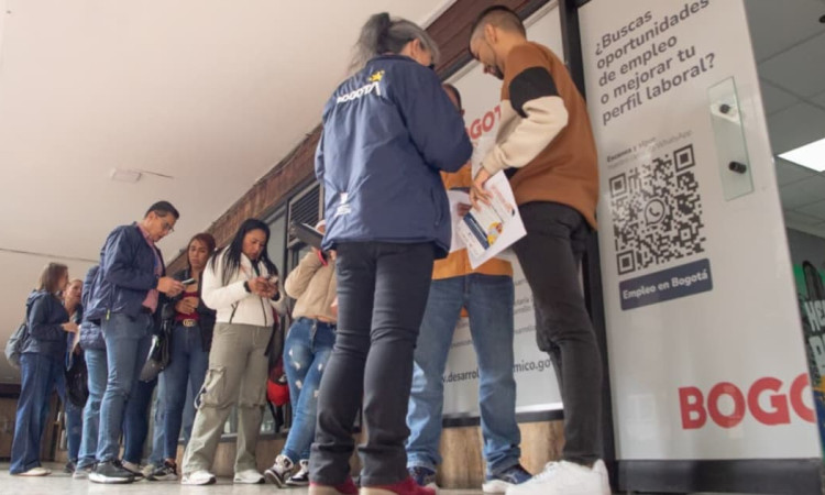 Foto de bogotanos y bogotanas accediendo a la sede de la Agencia Distrital de Empleo en Bogotá.