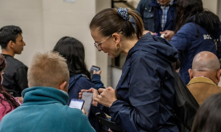 Foto de bogotanos y bogotanas accediendo a servicios de la Agencia Distrital de Empleo en Bogotá.