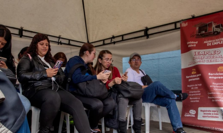 Foto de bogotanos y bogotanas accediendo a servicios de la Unidad Móvil de la Agencia Distrital de Empleo.