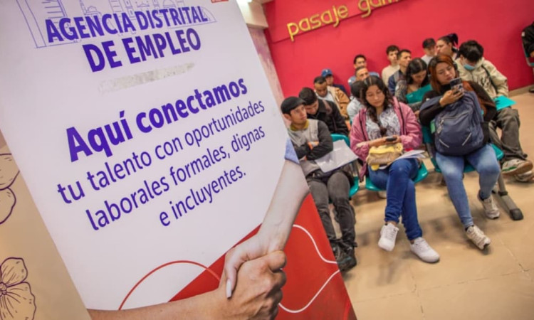 Foto de bogotanos y bogotanas accediendo a servicios de la Agencia Distrital de Empleo en Bogotá.
