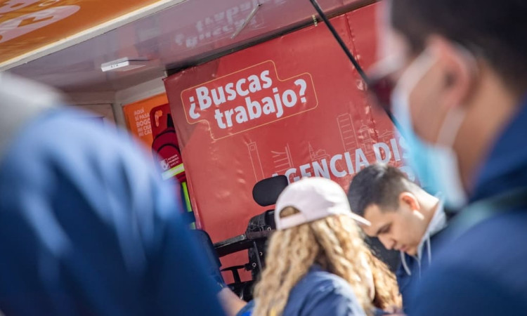 Foto de bogotanos y bogotanas asistentes a una de las Ferias de Empleo de 'Talento Capital' en Bogotá.