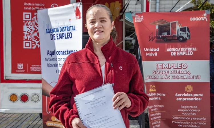 Foto de una bogotana accediendo a servios de la Agencia Distrital de Empleo.