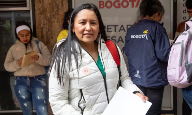 Foto de una bogotana accediendo a servios de la Agencia de Empleo de Bogotá.