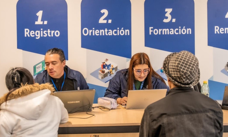 Foto de bogotanos y bogotanas accediendo a serviciosde la Agencia Distrital de Empleo.