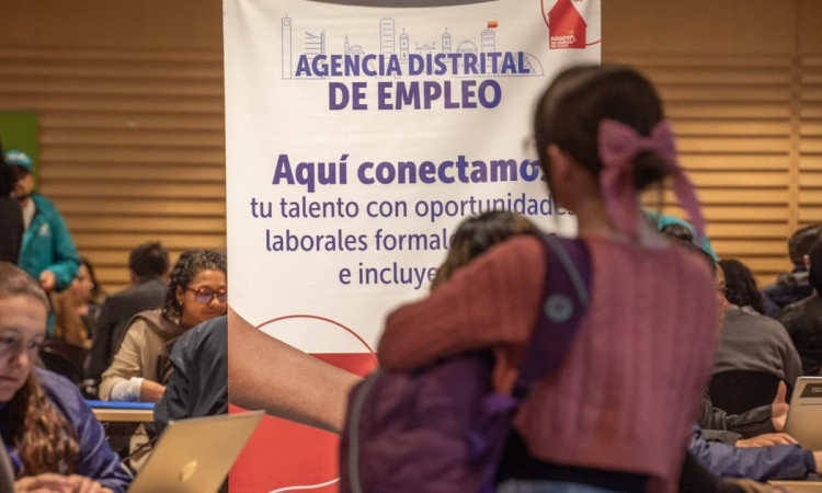 Foto de bogotanos y bogotanas accediendo a la sede de la Agencia Distrital de Empleo en Bogotá.