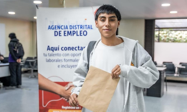 Foto de un joven bogotano accediendo a servicios de la Unidad Móvil de Empleo.
