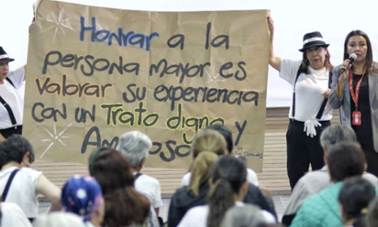 Imagen de varias personas sosteniendo un cartel 