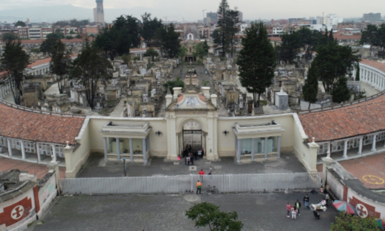 Foto panorámica de un cementerio 