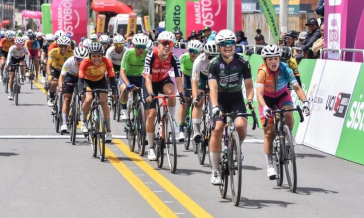 Ciclistas compiten en pelotón durante primera etapa de la Vuelta Colombia Femenina 2026