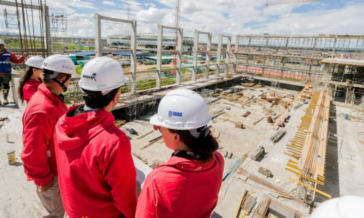 Funcionarios del IDRD viendo los avances de la obra 