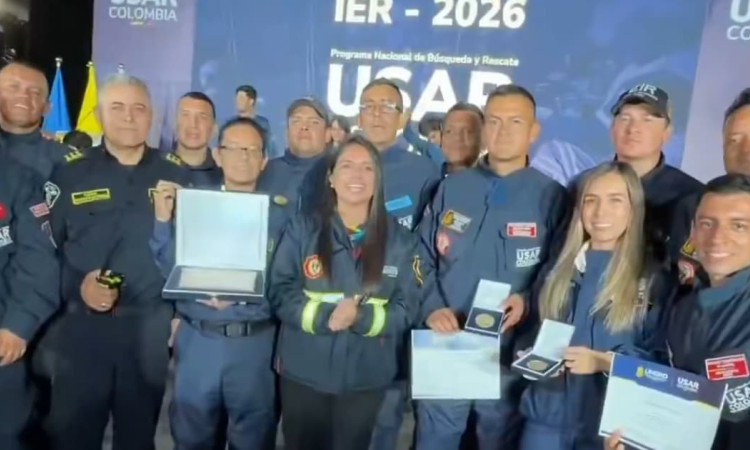 Equipo de USAR COL-1 recibiendo el reconocimiento de INSARAG-Naciones Unidas.