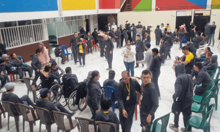 Imagen de varias personas en condición de discapacidad en un patio