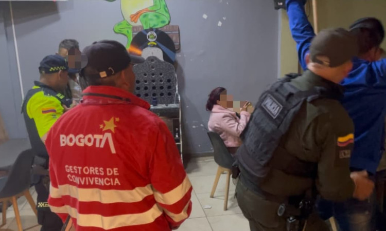 Gestor de Convivencia y uniformado de la Policía durante operativo.