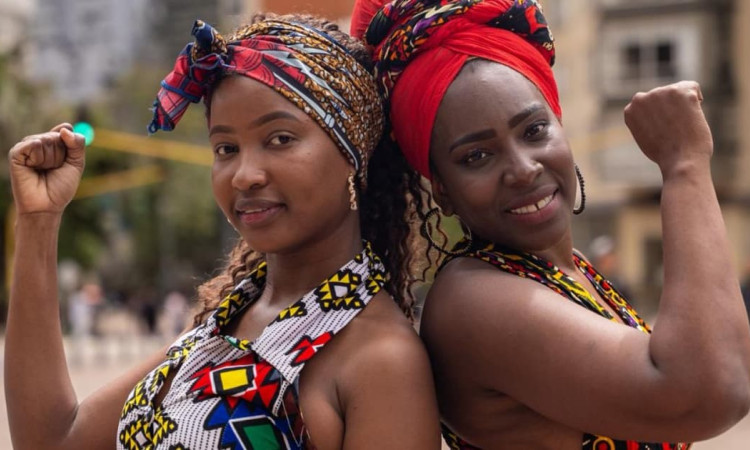 Dos mujeres afrodescendientes.