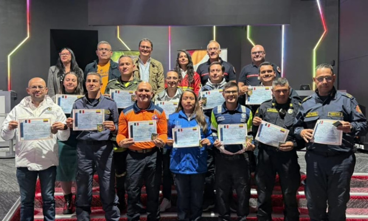 Grupo recibe certificados tras capacitación en gestión de crisis en escenario institucional
