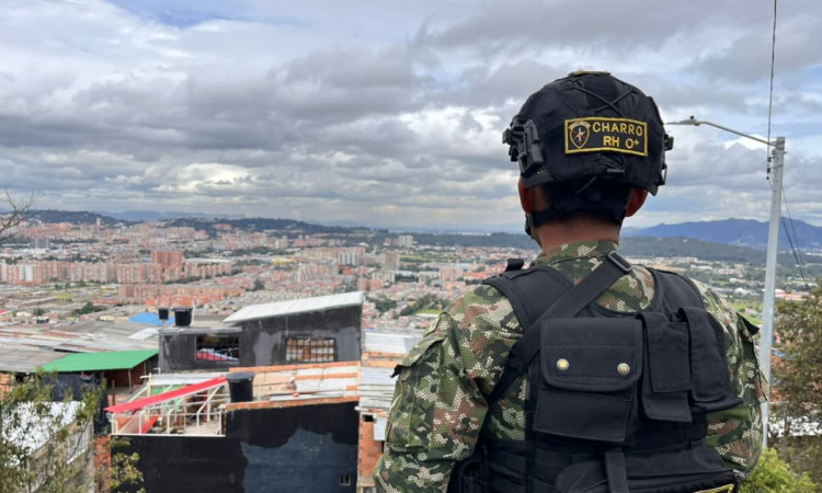 Militar mirando vista del sur de Bogotá en el horizonte.