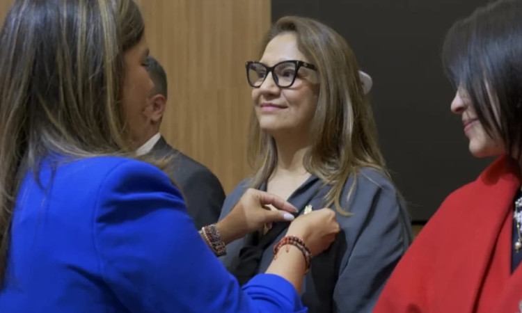 La secretaria Distrital del Hábitat, Vanessa Velasco, recibiendo la medalla Bienestar y Excelencia