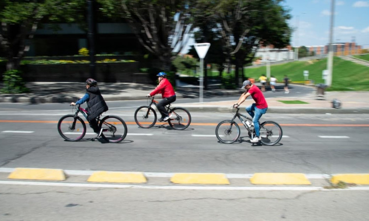 Personas en bicicleta recorren ciclovía de Bogotá durante jornada recreativa en el parque lineal de la ciudad