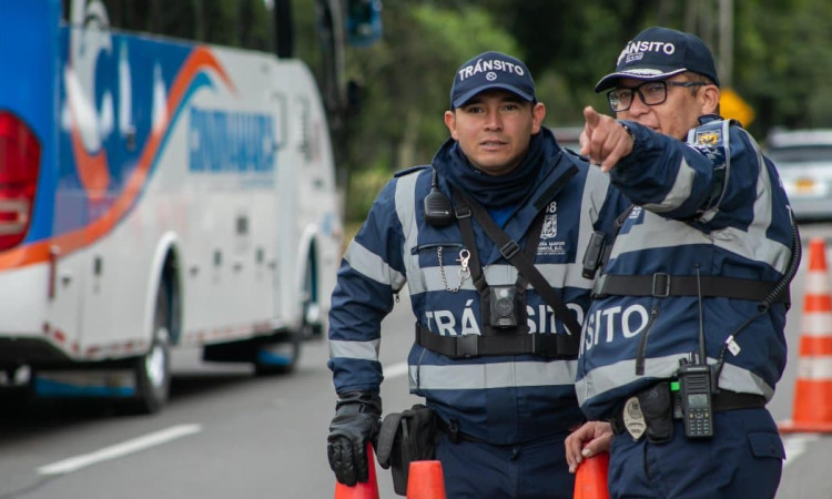 Foto de dos agentes de tránsito en una vía de Bogotá