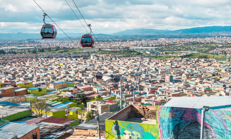 TransMiCable sobre Ciudad Bolívar destaca con panorámica de la localidad con vista a viviendas, corredores y montañas