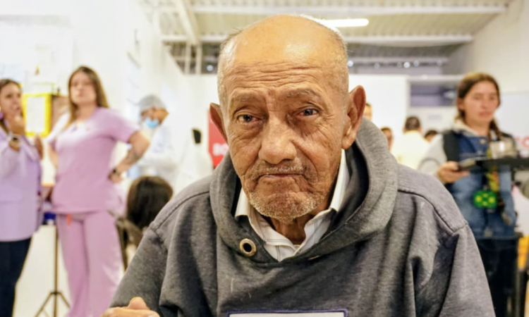 Imagen de un adulto mayor 