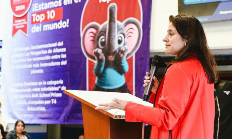 Foto que muestra una mujer hablando por un microfono 