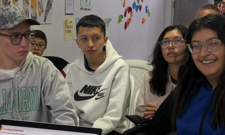 Imagen de jóvenes sonriendo