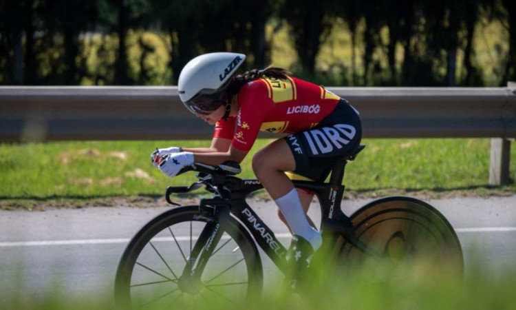 Foto que muestra una mujer montando bicicleta 