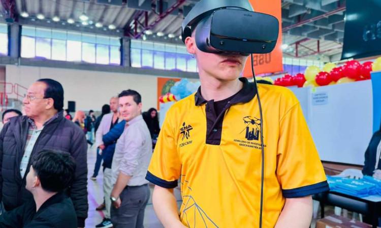Foto que muestra un joven con unas gafas de realidad virtual 