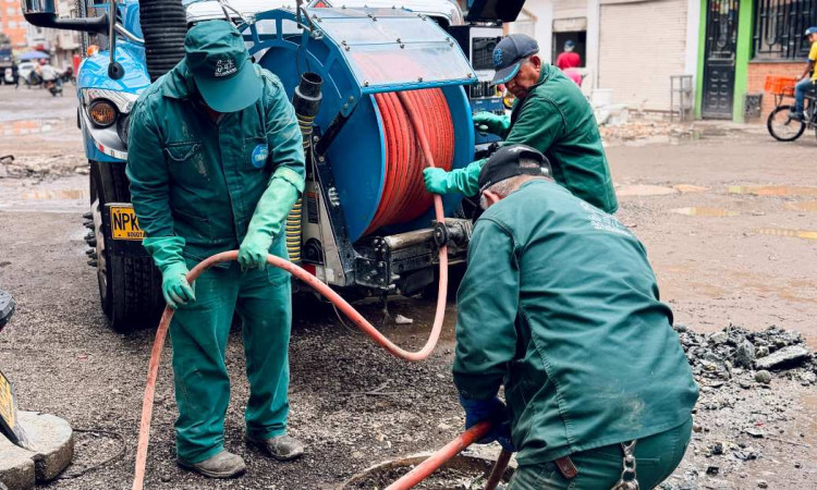 Foto que muestra personas con el uniforme del Acueducto de Bogotá