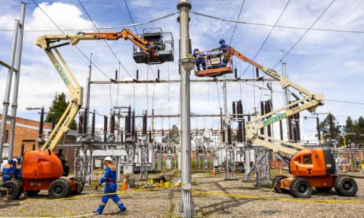 Imagen de varios técnicos de ENEL realizando trabajos de mantenimiento en una esteación de energía.