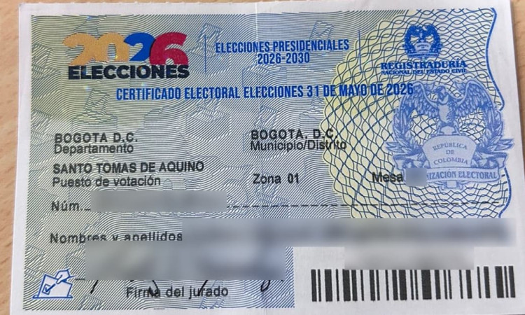 Foto de un certificado electoral en un puesto de votación en Bogotá