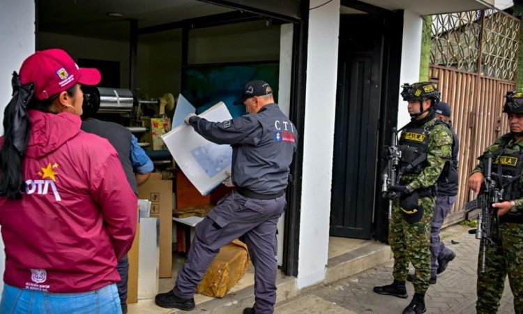 Entidades durante allanamiento a litografía en el barrio Restrepo.