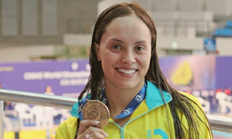 Paula Aguirre sostiene medalla de oro del Natación con Aletas en Corea del Sur