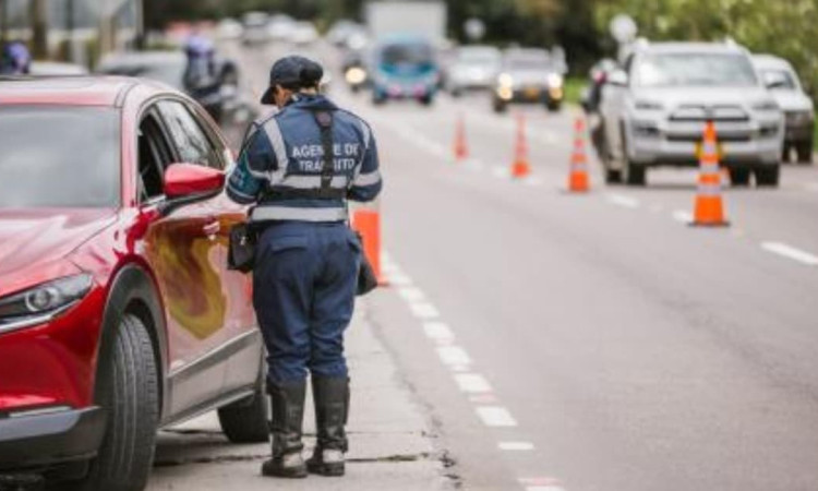 Foto de una Agente Civil de Tránsito en una vía de Bogotá.