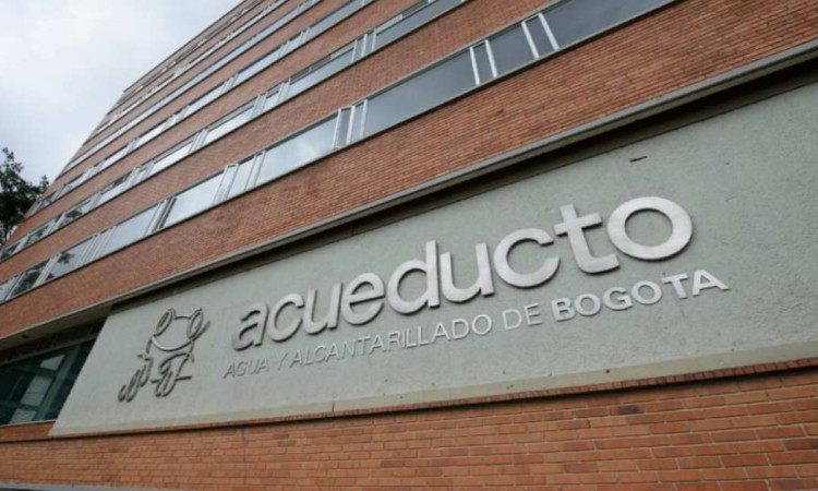 Foto que muestra una fachada en ladrillo con el texto Acueducto de Bogotá 