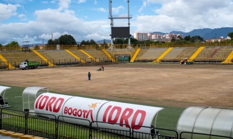 Estadio Metropolitano de Techo con grama en mantenimiento y tribunas vacías