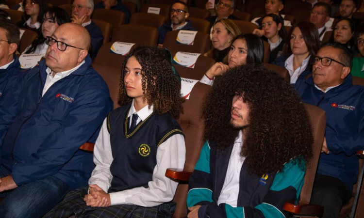 Estudiantes reunidos en un auditorio 
