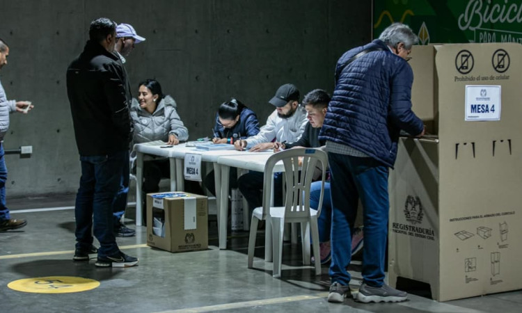 Personas ejerciendo su derecho al voto en Bogotá.