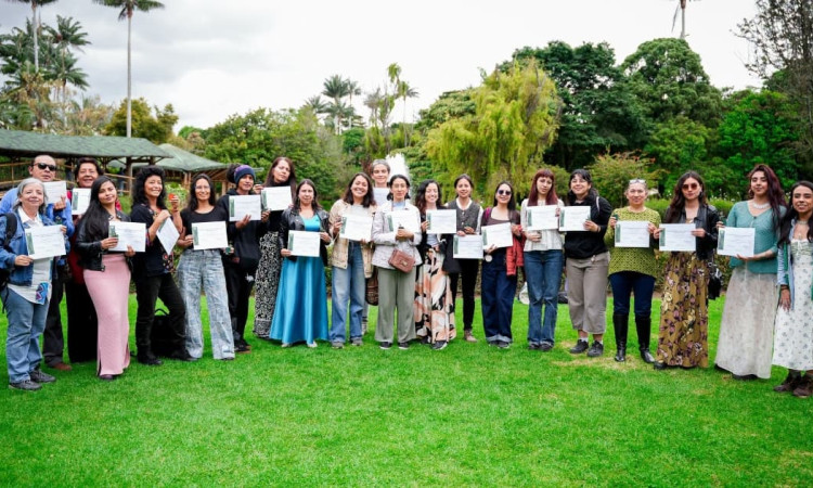 Grupo de participantes sostiene certificados tras formación en Jardín Botánico de Bogotá