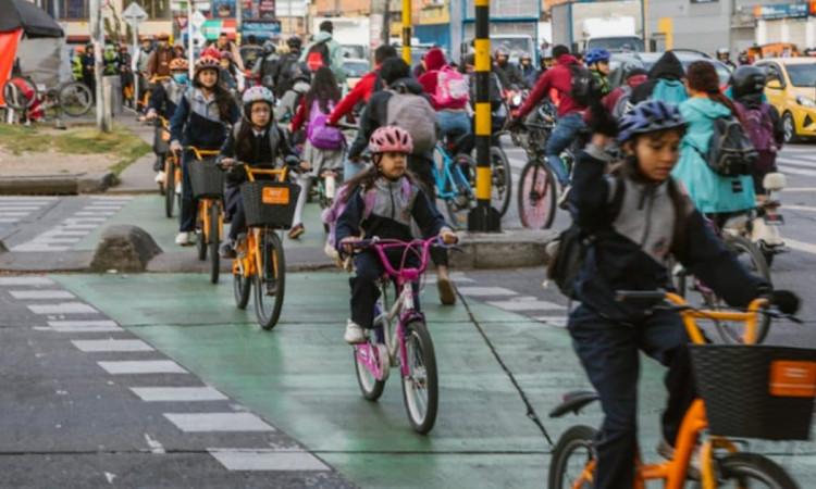 Foto de niños montando en bicicleta